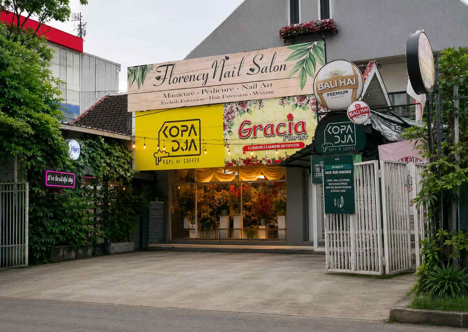 Florist merangkai bunga